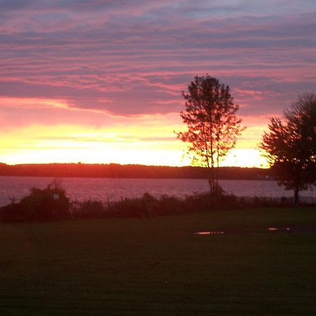 Creighton Manor Inn Bed & Breakfast Orillia Luaran gambar