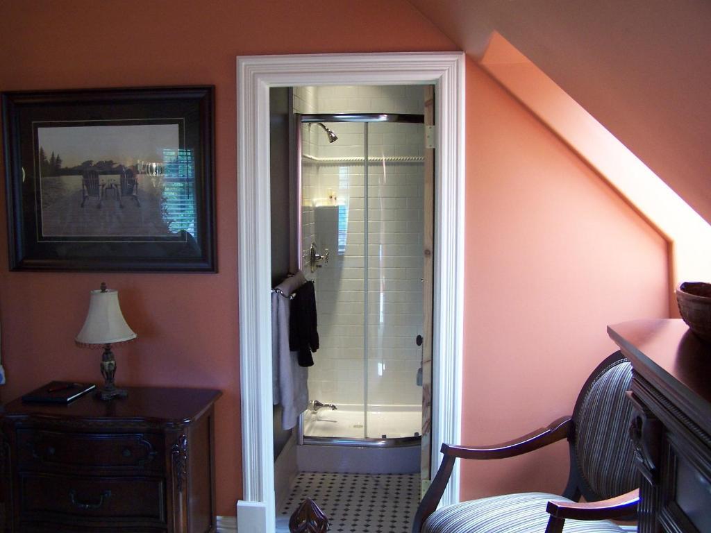Creighton Manor Inn Bed & Breakfast Orillia Bilik gambar