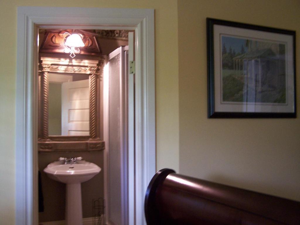 Creighton Manor Inn Bed & Breakfast Orillia Bilik gambar